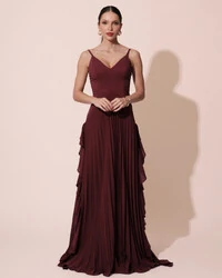 Vestido de Festa Longo Crepe Chiffon Alça Fina Saia Plissada com Babado Cascata Marsala