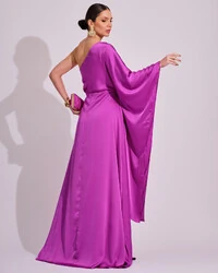 Vestido Longo de Cetim Fluido uma Manga e Detalhe Torcido Fúcsia