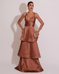 Vestido de Festa Longo Zibeline em Camadas Decote em V com Alças Mocha Mousse