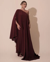 Vestido de Festa um Ombro com Capa Crepe Fluido Marsala