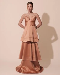 Vestido de Festa Longo Zibeline em Camadas Decote em V com Alças Mocha Mousse New