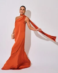 Vestido de Festa Longo Cetim Fluido Um Ombro Só Lenço Fixo Terracota