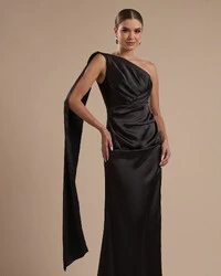 Vestido de Festa Longo Cetim Alfaiataria Um Ombro Só Drapeado com Lenço Preto