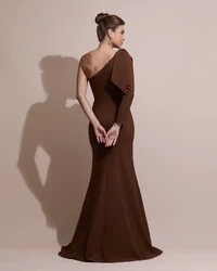 Vestido de Festa com Laço de Um Ombro em Alfaiataria Fenda Marrom