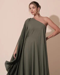 Vestido de Festa um Ombro com Capa Crepe Fluido Verde Oliva