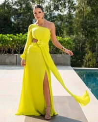 Vestido de Festa Longo um Ombro só com Manga Longa e Flor Verde Lima