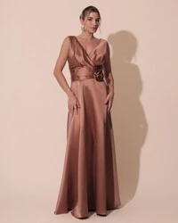 Vestido de Festa Longo Plus Size Zibeline Faixa e Flor Mocha Mousse