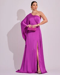 Vestido Longo de Cetim Fluido uma Manga e Detalhe Torcido Fúcsia