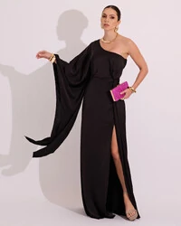 Vestido Longo de Cetim Fluido uma Manga e Detalhe Torcido Preto