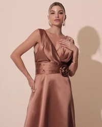 Vestido de Festa Longo Plus Size Zibeline Faixa e Flor Mocha Mousse