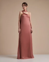 Vestido de Festa Longo em Cetim Fluido um Ombro Só com Lenço Rosa Blush