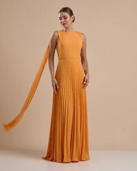 Vestido de Festa Longo Crepe Chiffon Plissado com Lenço nas Alças Laranja Manga