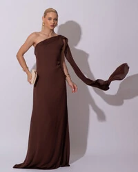 Vestido de Festa Longo Crepe Chiffon Um Ombro Só Drapeado Lenço Fixo Marrom