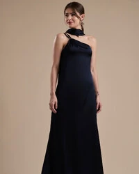 Vestido de Festa Longo em Cetim Fluido um Ombro Só com Lenço Azul Marinho