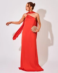 Vestido Longo de Festa em Cetim Fluido Um Ombro Só com Lenço Vermelho