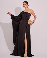 Vestido Longo de Cetim Fluido uma Manga e Detalhe Torcido Preto