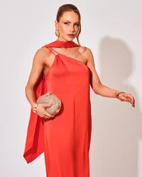Vestido Longo de Festa em Cetim Fluido Um Ombro Só com Lenço Vermelho