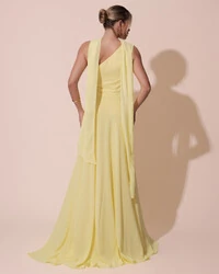 Vestido de Festa Longo Crepe Chiffon Um Ombro Só Drapeado com Lenço Amarelo Manteiga