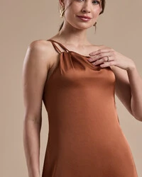 Vestido de Festa Longo em Cetim Fluido um Ombro Só Mocha Mousse