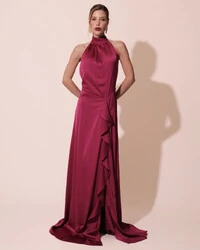 Vestido Longo de Festa Cetim Fluido Gola Alta e Babado Cascata Beterraba