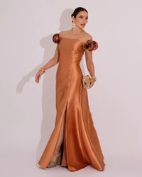 Vestido Longo de Festa Zibeline Ombro a Ombro com Flores e Fenda Mocha Mousse