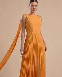 Vestido de Festa Longo Crepe Chiffon Plissado com Lenço nas Alças Laranja Manga