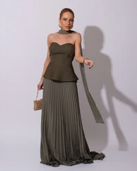 Vestido de Festa Longo Alfaiataria Tomara que Caia Saia Plissada e Lenço Verde Oliva