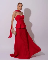 Vestido de Festa Longo Alfaiataria Tomara que Caia Saia Plissada e Lenço Vermelho