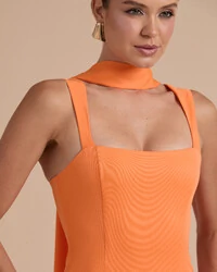 Vestido de Festa Longo Alfaiataria Alça Larga e Lenço Laranja