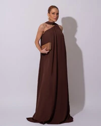 Vestido de Festa Longo Crepe Fluido um Ombro Só com Lenço Marrom