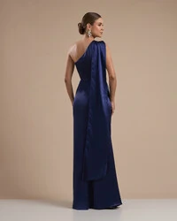 Vestido de Festa Longo Cetim Alfaiataria Um Ombro Só Drapeado com Lenço Azul Marinho