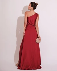 Vestido Longo um Ombro com Busto Blousê e Fenda Marsala