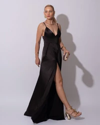 Vestido de Festa Longo Cetim Decote em V e Fenda Preto