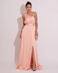 Vestido Longo um Ombro com Busto Blousê e Fenda Rose Gold