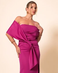 Vestido de Festa Longo Alfaiataria Ombro a Ombro Laço e Fenda Fúcsia Beterraba