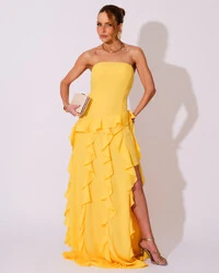 Vestido de festa Longo Tomara que Caia Crepe Chiffon com Bababos Cascata e Fenda Amarelo
