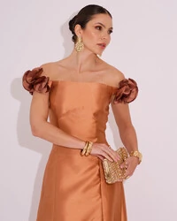 Vestido Longo de Festa Zibeline Ombro a Ombro com Flores e Fenda Mocha Mousse