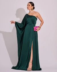 Vestido Longo de Cetim Fluido uma Manga e Detalhe Torcido Verde Escuro