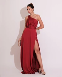 Vestido Longo um Ombro com Busto Blousê e Fenda Marsala