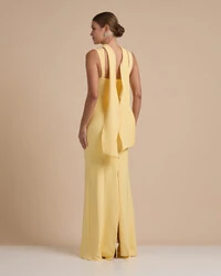 Vestido de Festa Longo Alfaiataria Alça Larga e Lenço Amarelo Manteiga