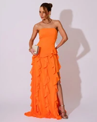 Vestido de festa Longo Tomara que Caia Crepe Chiffon com Bababos Cascata e Fenda Laranja