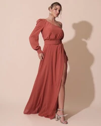 Vestido de Festa Longo um Ombro Só Manga Longa com Cinto Terracota