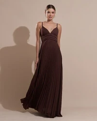 Vestido de Festa Longo Plissado Crepe Chiffon com Alça e Lenço Marrom