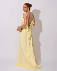 Vestido de Festa Longo Babado Costas Cetim Fluido e Fenda Amarelo Manteiga