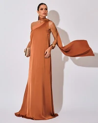 Vestido de Festa Longo Cetim Fluido Um Ombro Só Lenço Fixo Mocha Mousse