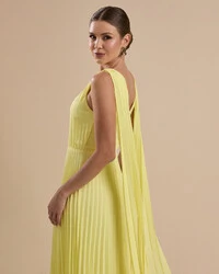 Vestido de Festa Longo Crepe Chiffon Plissado com Lenço nas Alças Amarelo Manteiga