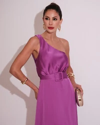 Vestido Longo um Ombro com Busto Blousê e Fenda Fúcsia
