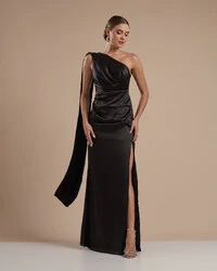 Vestido de Festa Longo Cetim Alfaiataria Um Ombro Só Drapeado com Lenço Preto