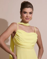 Vestido de Festa Longo Crepe Chiffon Plissado Trançado e Lenço Amarelo Manteiga