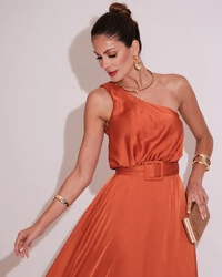 Vestido Longo um Ombro com Busto Blousê e Fenda Terracota
